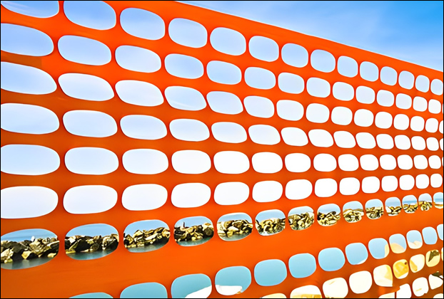 UV stabilized extruded orange plastic fencing 120mm x 40mm for work area safety