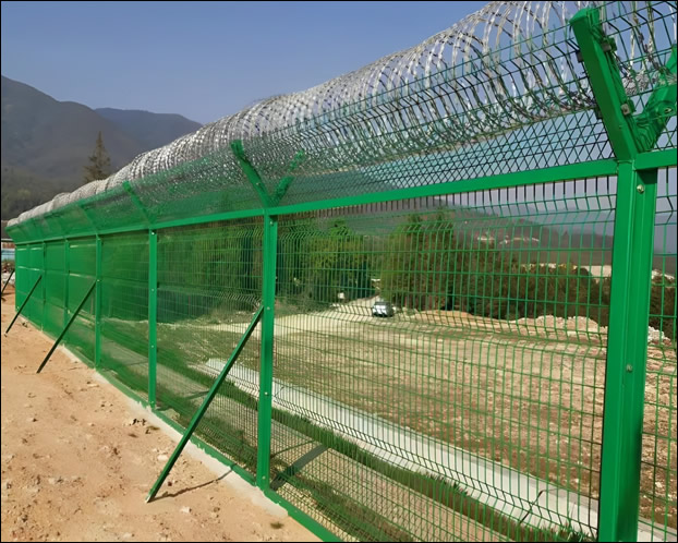 Razor wire topped wire mesh fence panels for temp security fencing uses